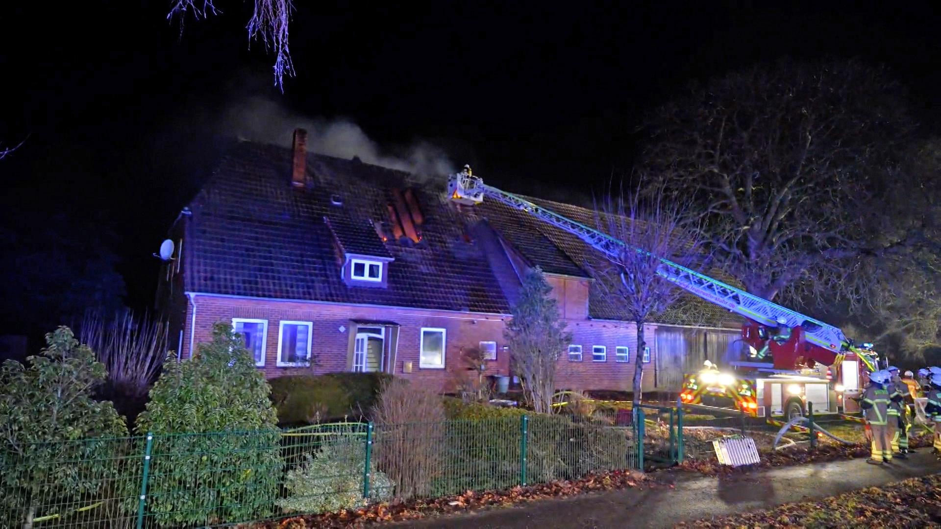 Die Feuerwehr löscht ein brennendes Wohnhaus. | Nord-West-Media TV