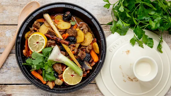 Lamm-Tajine mit Gemüse, Backpflaumen und Mandeln | ndr.de