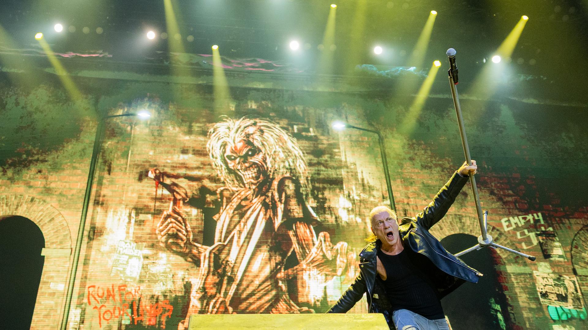 Bruce Dickinson, Sänger von Iron Maiden, 2025 in der Veltins-Arena. | picture alliance/Rolf Vennenbernd