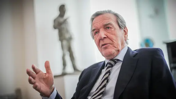 Gerhard Schröder (SPD), Bundeskanzler von 1998 bis 2005, aufgenommen in seiner Kanzlei. Er gestikuliert mit einer Hand.
