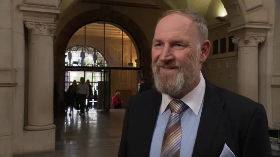 Hannovers Gemeindewahlleiter Sascha Kusz steht im Neuen Rathaus.