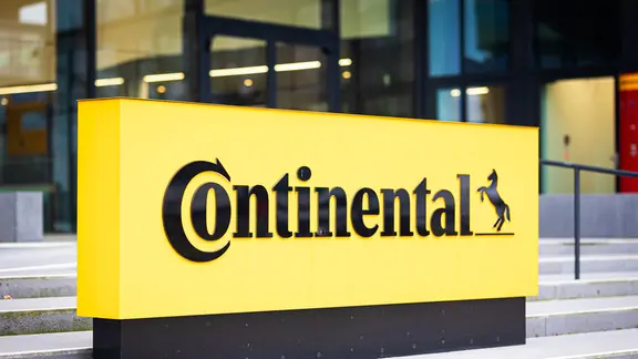 Das Logo der Continental AG ist vor der Unternehmenszentrale des Automobilzulieferers zu sehen.