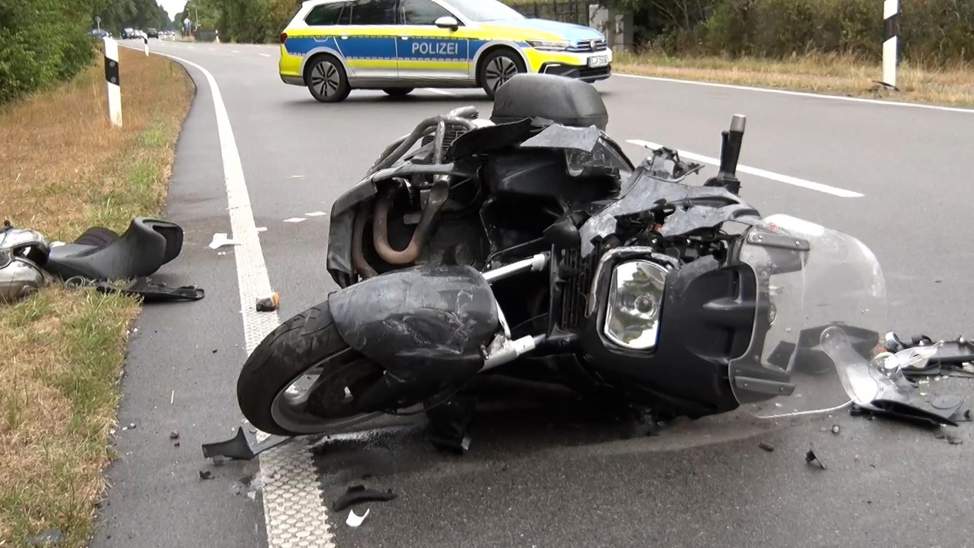 Ein Motorrad liegt nach einem Unfall in Geeste auf der Fahrbahn. Dahinter ein Polizeiwagen. | Nord-West-Media TV