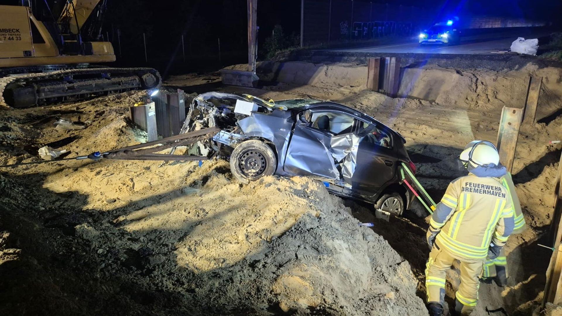 Feuerwehrleute im Einsatz an einer Unfallstelle an der A27 bei Bremerhaven. | Feuerwehr Bremerhaven/dpa 