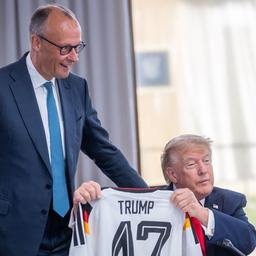 Bundeskanzler Merz mit US-Präsident Trump der ein deutsches Fußball-WM-Trikot hochhalt