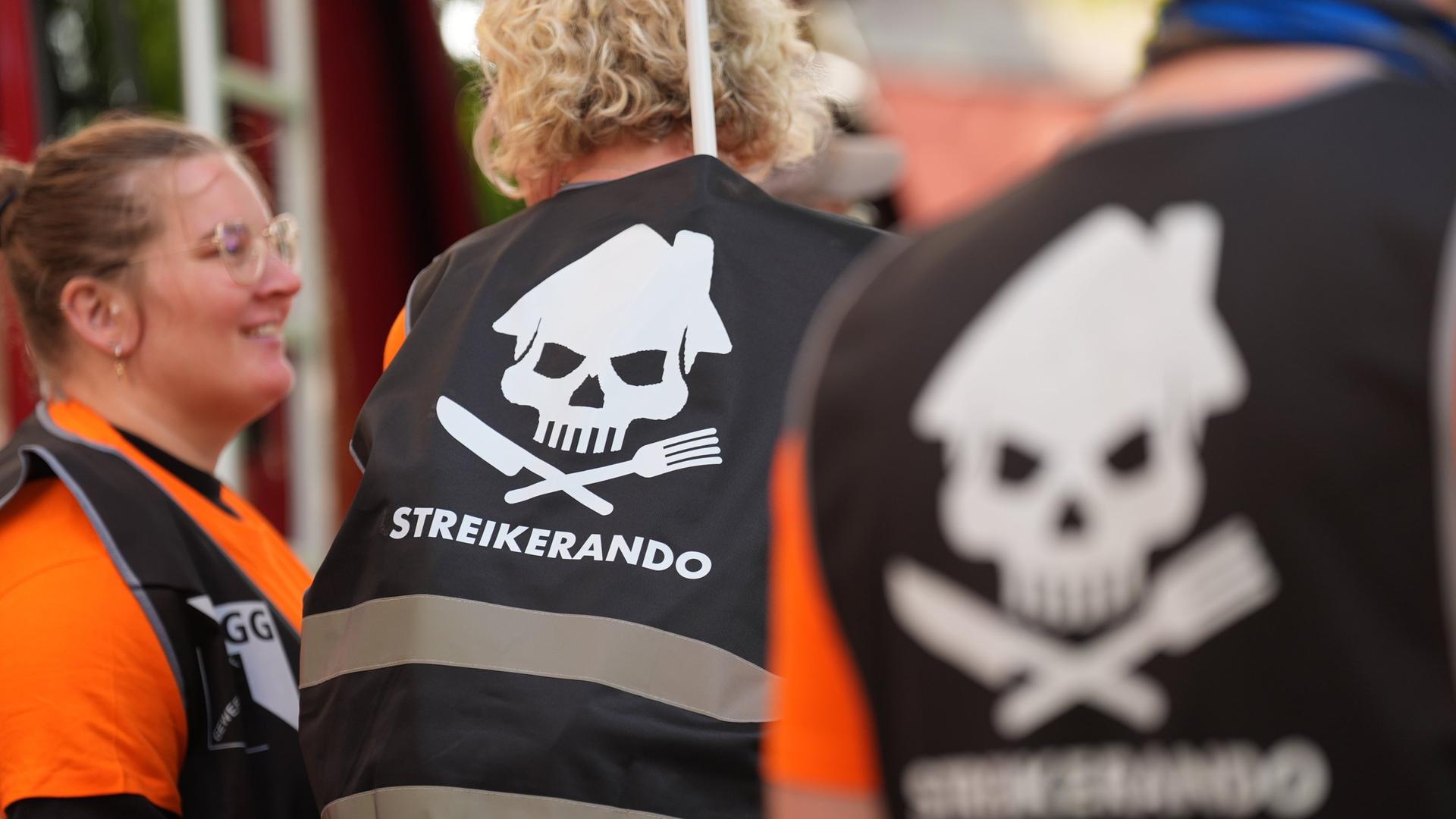 Geplanter Stellenabbau: 100 Lieferando-Fahrer demonstrieren in Hamburg