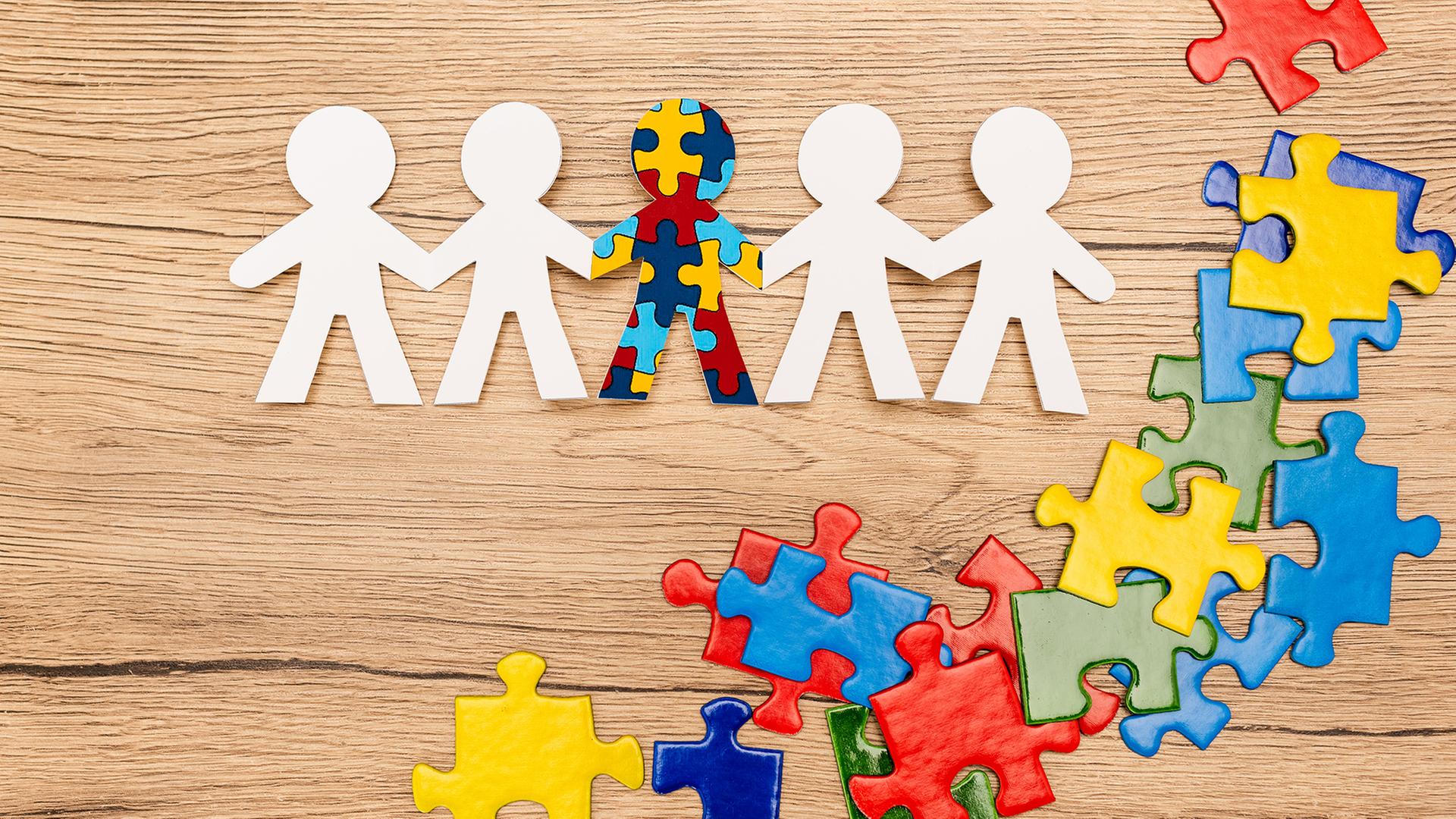 Papierfiguren und bunte Puzzleteile | Colourbox