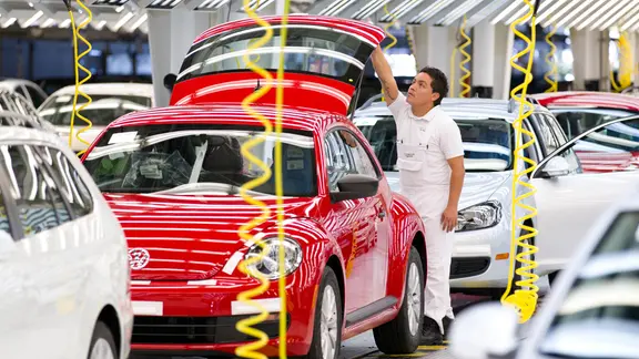 Ein Mitarbeiter von Volkswagen in Mexiko bei der Endkontrolle eines Fahrzeugs.
