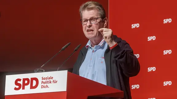 Der Bundestagsabgeordnete Ralf Stegner spricht auf dem Landesparteitag der SPD in Schleswig-Holstein.
