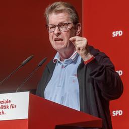 Der Bundestagsabgeordnete Ralf Stegner spricht auf dem Landesparteitag der SPD in Schleswig-Holstein.