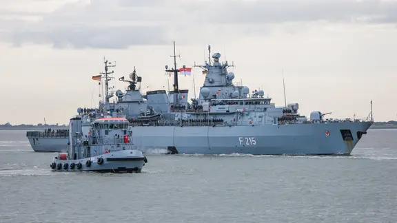 Die Fregatte "Brandenburg" läuft nach ihrem Einsatz in Wilhelmshaven ein.