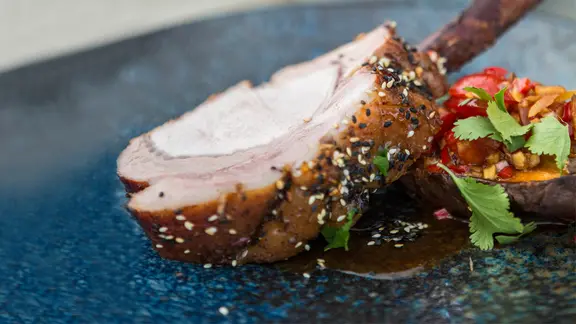 Knusper-Schwein mit Süßkartoffeln und Tomatensalsa