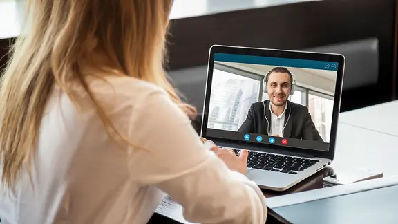 Eine Frau sitzt an einem Laptop, auf dem ein Mann beim Videochat zu sehen ist. | Colourbox, Aleksandr Eine Frau sitzt an einem Laptop, auf dem ein Mann beim Videochat zu sehen ist.
