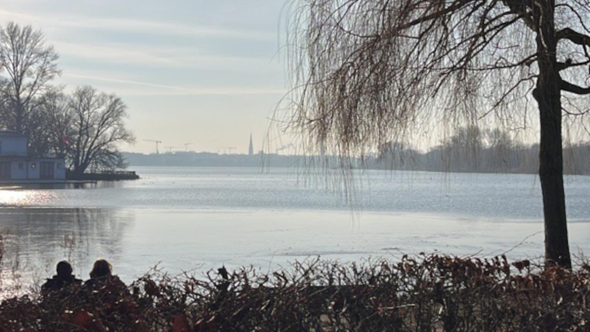 Mann wäscht sich in Alster und löst Polizeieinsatz aus