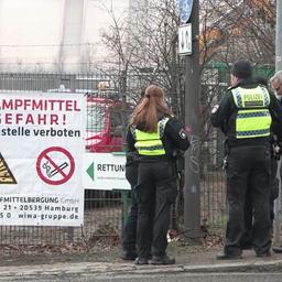 Polizeibeamte an einem gesperrten Fundort einer Fliegerbombe in der Nähe der Köhlbrandbrücke.