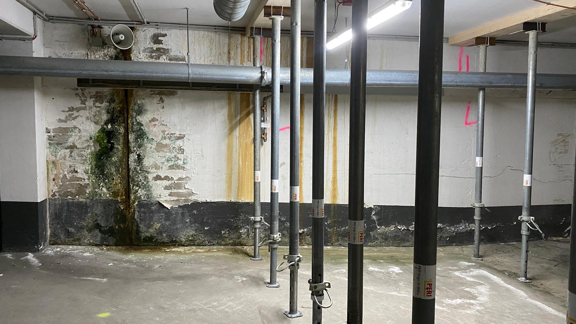 In einer maroden Parkgarage in Oldenburg stehen Stützen. | NDR, Jan-Bastian Buck