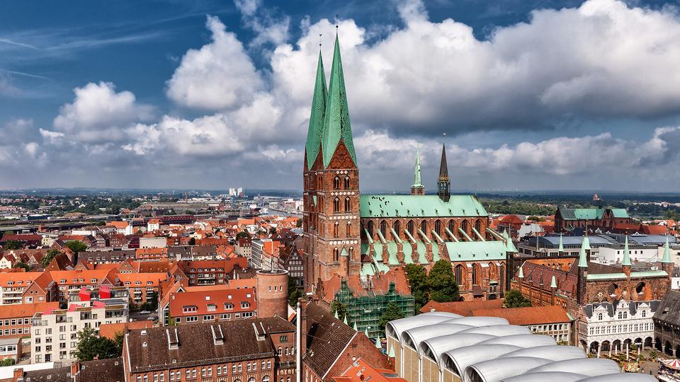 In Lübeck kann die "7Türme+" Stiftung jetzt die Arbeit aufnehmen. | Colourbox Blick auf die mächtige St. Marien-Kirche in Lübeck.