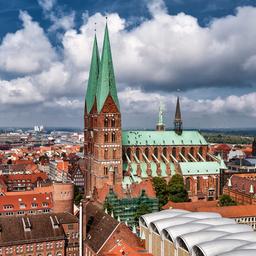Blick auf die mächtige St. Marien-Kirche in Lübeck.