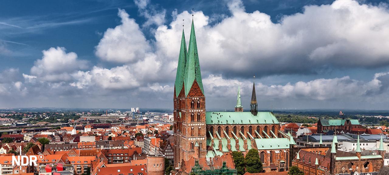 Blick auf die mächtige St. Marien-Kirche in Lübeck. | Colourbox Blick auf die mächtige St. Marien-Kirche in Lübeck.