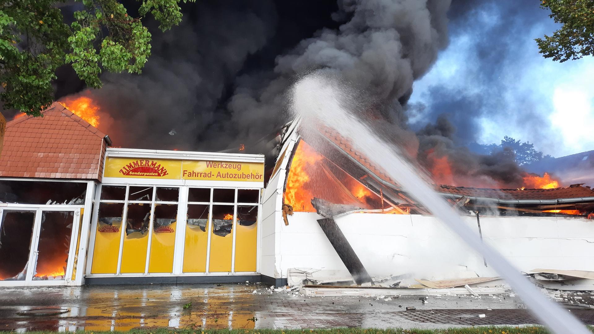 Ein Sonderpostenmarkt in Seelze steht in Flammen. | Freiwillige Feuerwehr Seelze