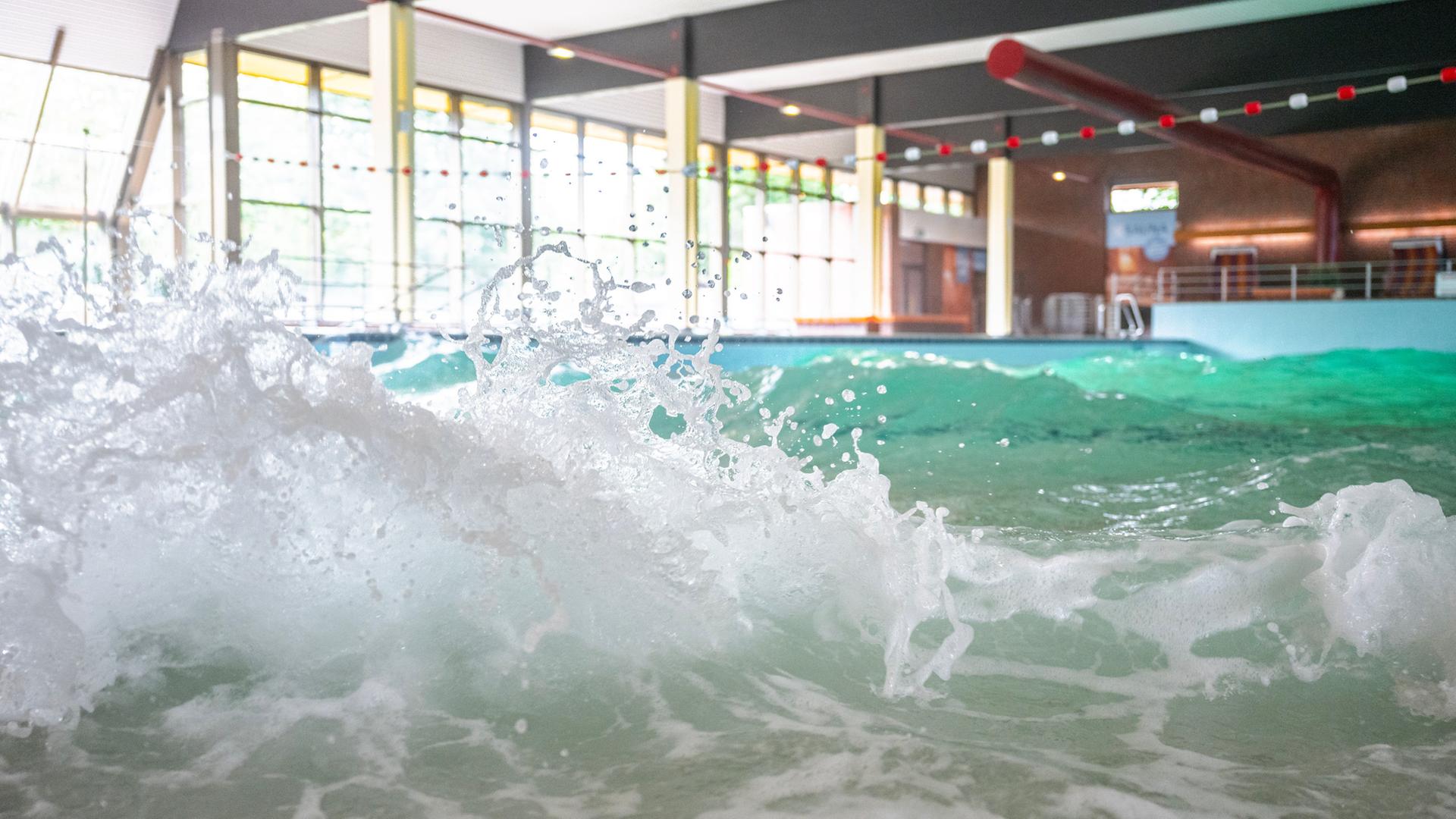 Ein Blick in das Wellenbecken im Wellenbad Hooksiel. | Wangerland Touristik, Oliver Franke