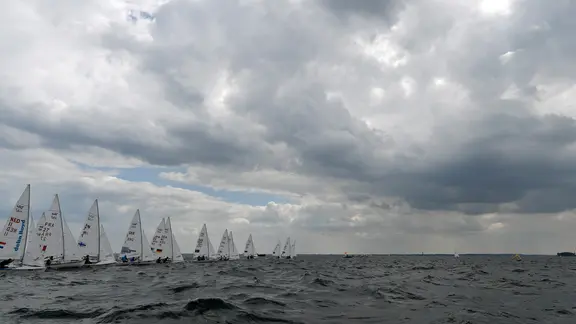 Segler bei einer Wettfahrt im Rahmen der Kieler Woche