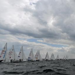 Segler bei einer Wettfahrt im Rahmen der Kieler Woche