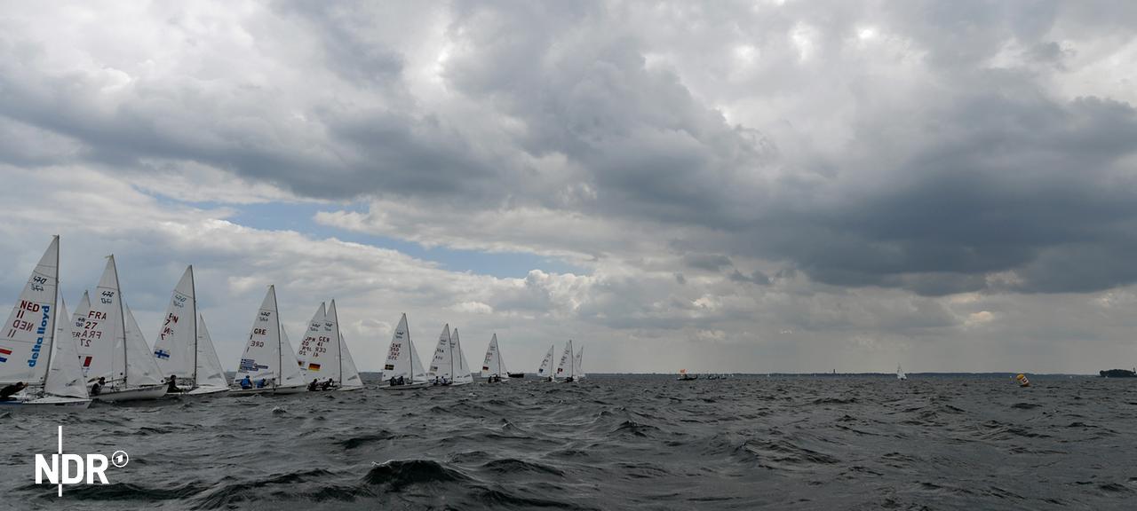Segler bei einer Wettfahrt im Rahmen der Kieler Woche | picture alliance/dpa | Carsten Rehder Segler bei einer Wettfahrt im Rahmen der Kieler Woche