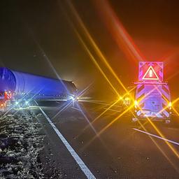 Ein Lkw mit einem Teil einer Windkraftanlage steht queer auf der A2 zwischen Rennau und Königslutter.