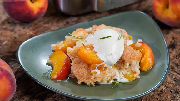 Pfirsich Cobbler mit Vanilleeis