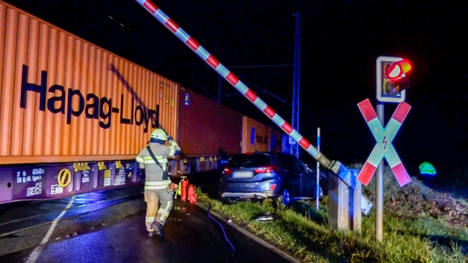 Ein Auto nach einer Kollison mit einem Zug in Rastede | NonstopNews
