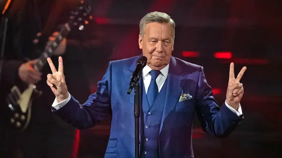 Roland Kaiser macht ein Victory-Zeichen
