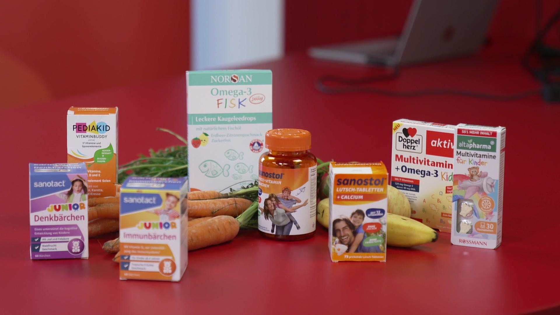 Verschiedene Verpackungen von Nahrungsergänzungsmitteln stehen auf einem Tisch. | NDR