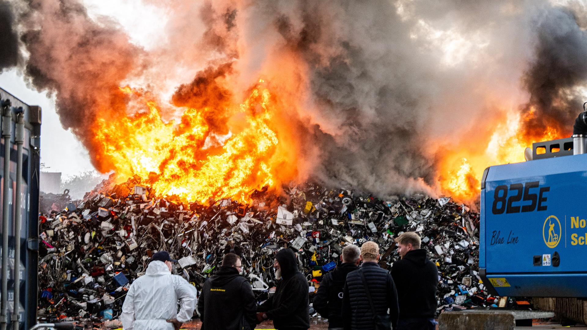 Flensburg: Brand bei Nord-Schrott – Löscharbeiten dauern bis Mitternacht