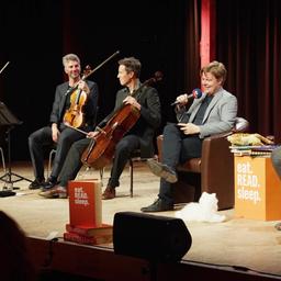Daniel Kaiser, Jan Ehlert (v.r.) und Musikerinnen und Musiker des NDR Elbphilharmonie Orchesters auf der Bühne