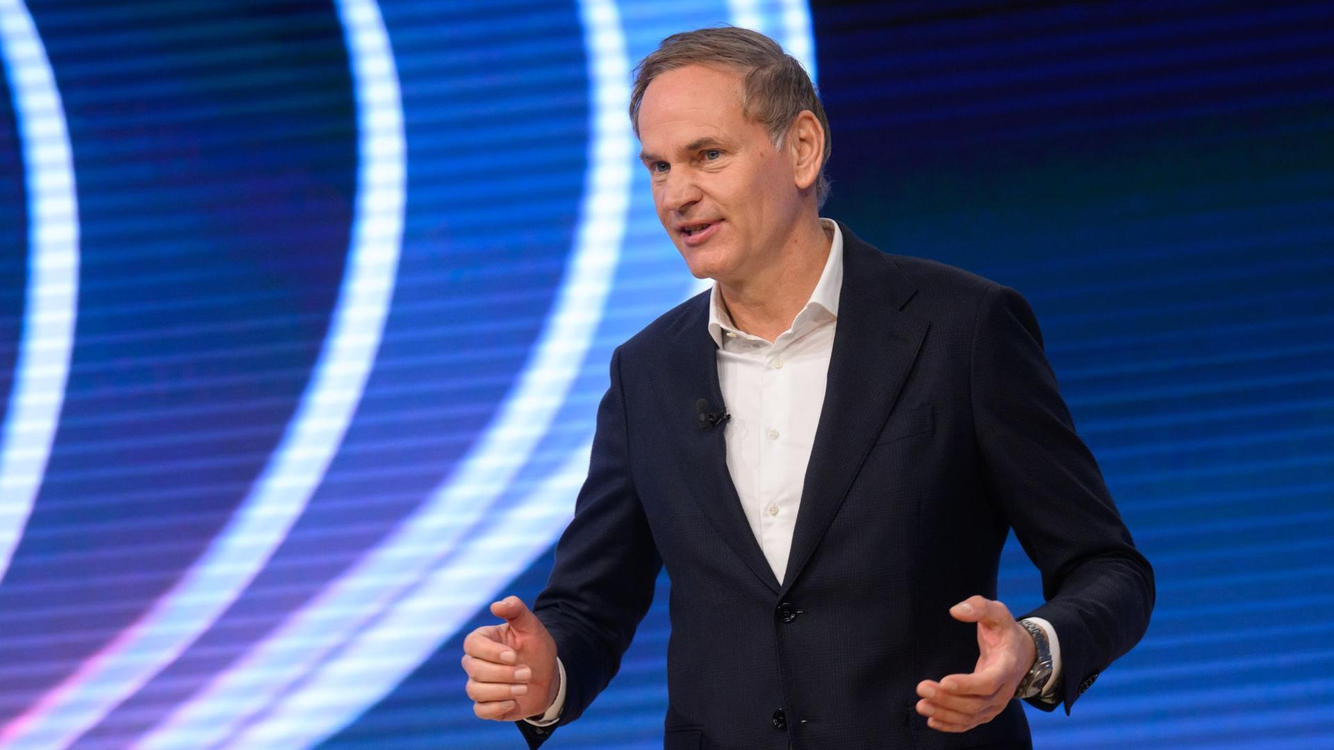 Oliver Blume, Vorstandsvorsitzender der Volkswagen AG, steht bei der Jahrespressekonferenz der Volkswagen Group in der Autostadt. | dpa-Bildfunk, Julian Stratenschulte