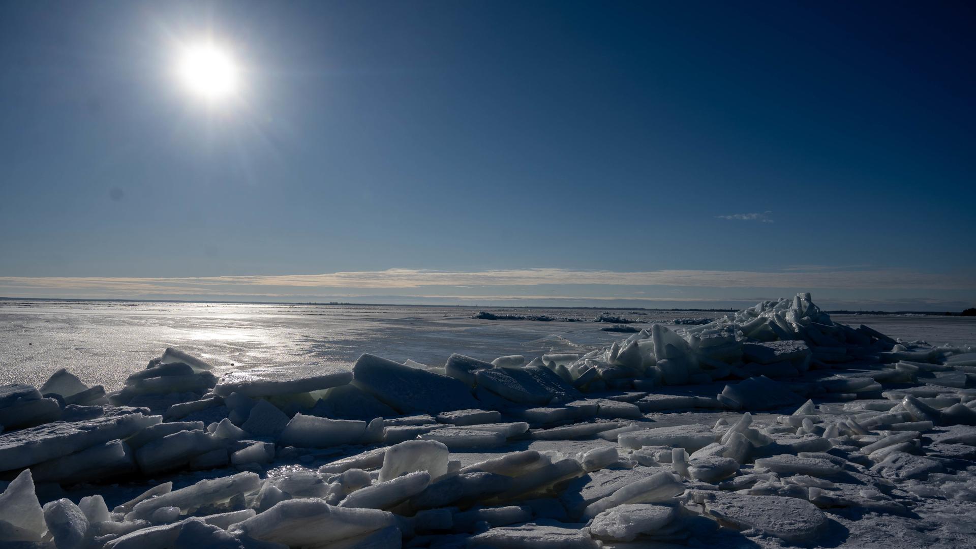 Nicht ewig, aber arktisch schön: Ostsee und Bodden im dicken Eis