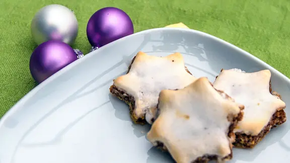 Vegane Zimtsterne auf einem Teller.