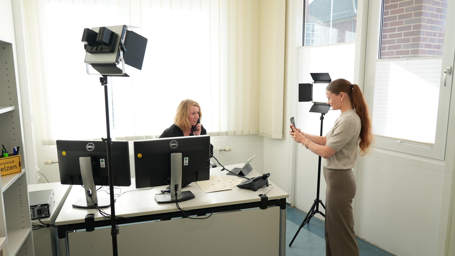 Luisa Grimm filmt ihre Kollegin für ein TikTok | NDR/Carsten Busch