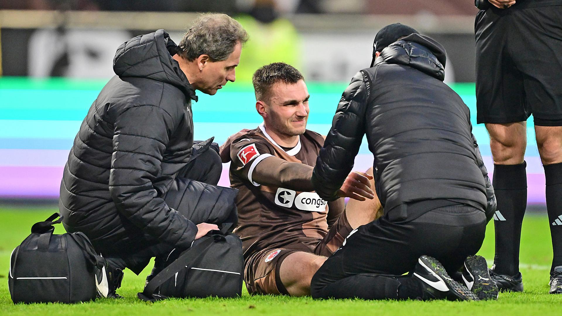 James Sands vom FC St. Pauli wird verletzt am Boden behandelt | Witters