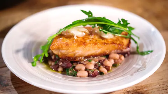 Lauwarme Bohnen mit Rucola und Lachs