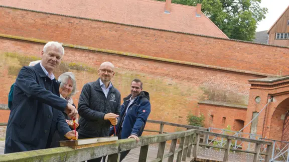 Festungsbrücke Dömitz mit Hubert Ludwig, Geschäftsführer von Lotto Mecklenburg-Vorpommern (l.), Marina Möller, Vorsitzende des Förderkreises Festung Dömitz, Landrat Stefan Sternberg und dem Oberverwaltungsrat von Dömitz-Malliß, Ronny Schult