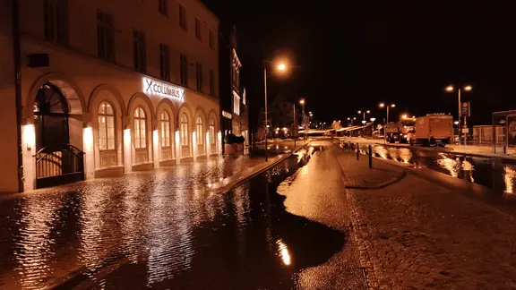 In Flensburg ist das Hochwasser bislang glimpflich verlaufen. | Peer-Axel Kroeske In Flensburg steht das Wasser auf der Straße.