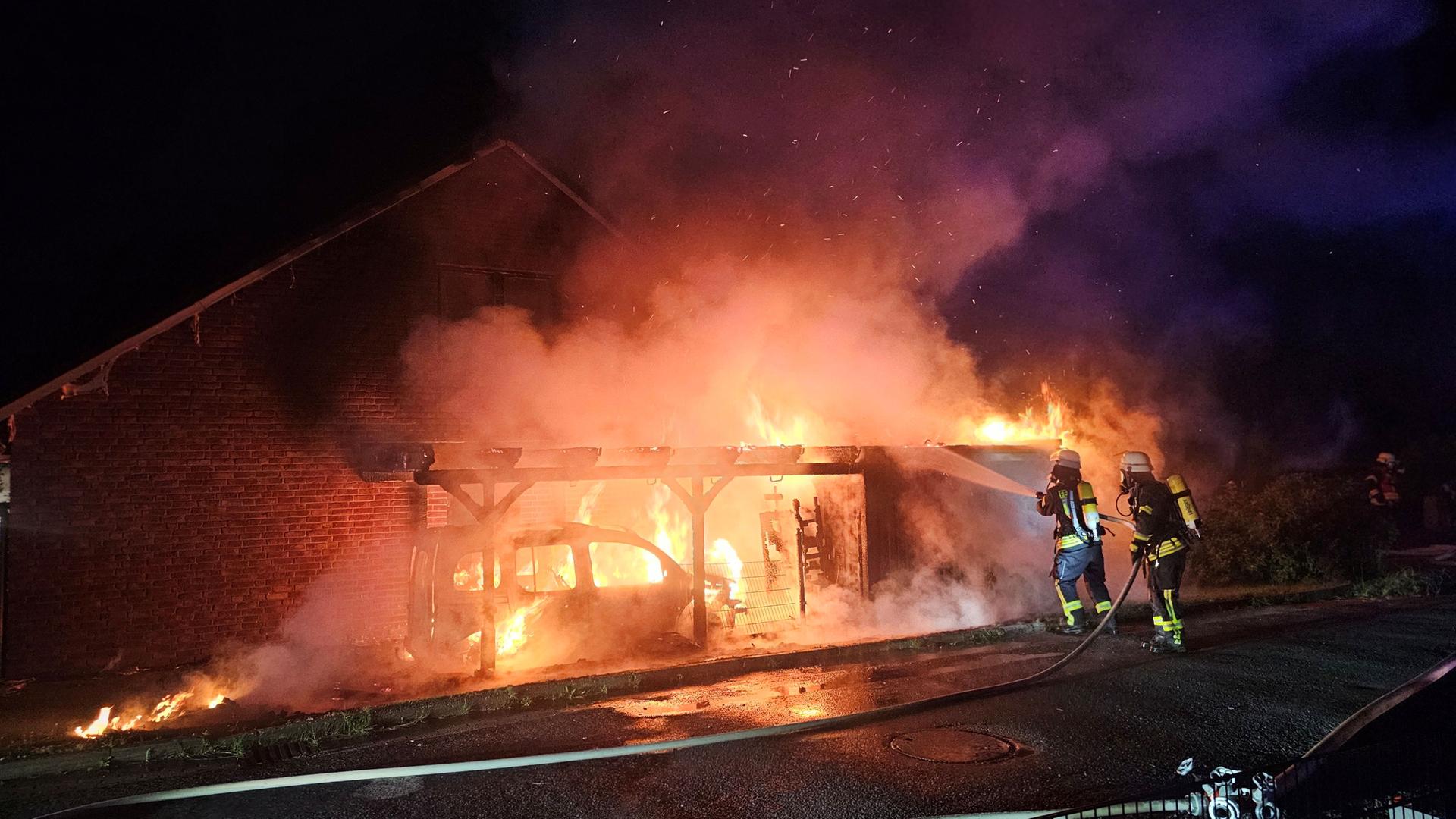 In Hemmoor brennt in der Mühlenbergstraße im Stadtteil Basbeck ein Carport. | Jürgen Lange
