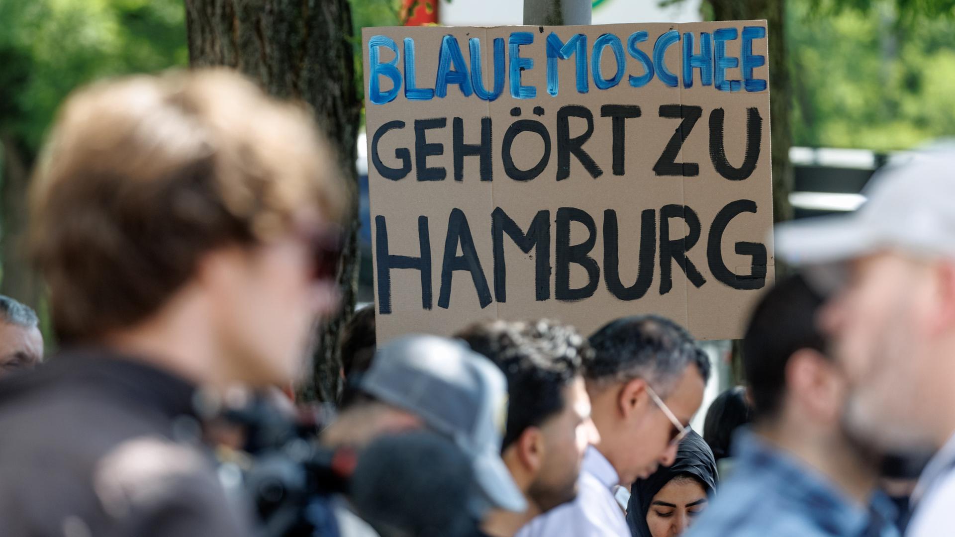 Demo für Wiedereröffnung der Blauen Moschee in Hamburg