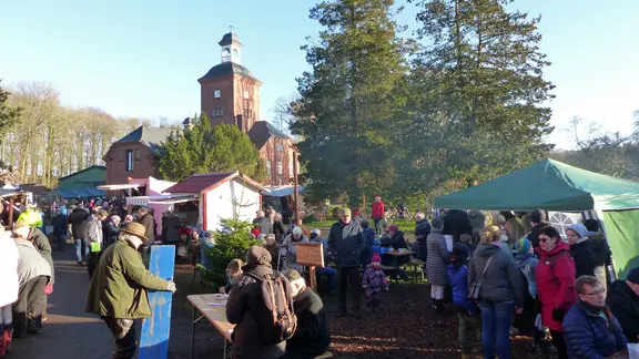 Zahlreiche Menschen stöbern über den Weihnachtsmarkt auf dem Gut Bossee. | Dora von Bülow, Dora von Bülow Zahlreiche Menschen stöbern über den Weihnachtsmarkt auf dem Gut Bossee.