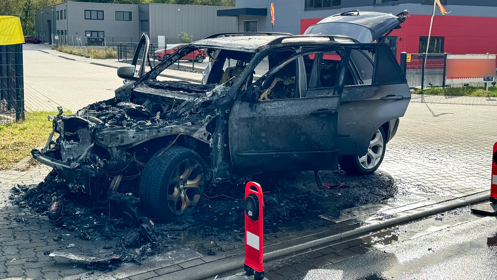 Auto brennt in Maschen komplett aus | ndr.de