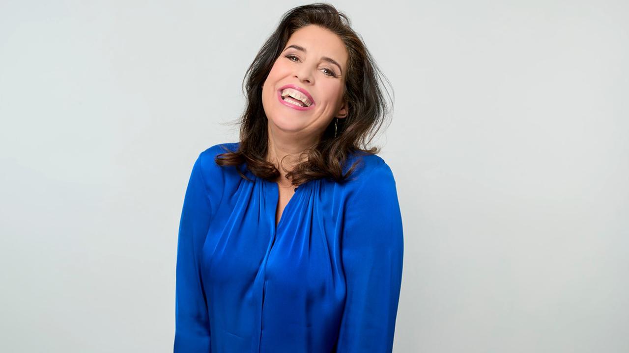 Schauspielerin Elena Uhlig in einem blauen Oberteil