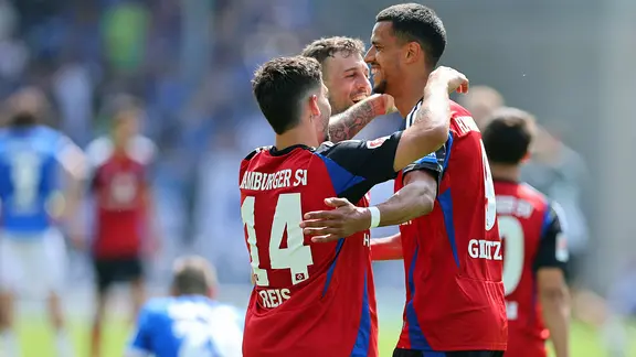 Jubel bei Robert Glatzel (r.), Ludovit Reis (l.) und Jonas Meffert vom Hamburger SV