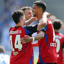 Cheers from Robert Glatzel (r.), Ludovit Reis (l.) and Jonas Meffert of Hamburger SV